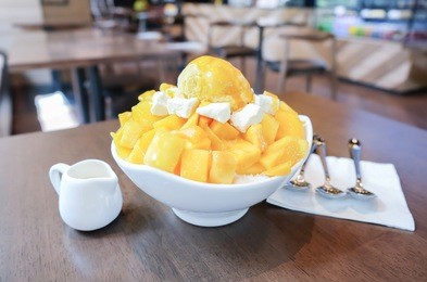 shaved ice dessert with fresh mango.