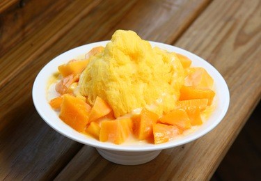 shaved ice with fresh mango