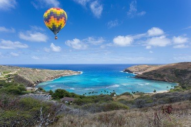 hot air balloon over hanauma bay, honolulu hawaii
