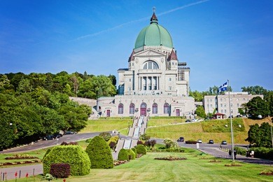 saint joseph's oratory of mount royal (fr: oratoire saint-joseph du mont-royal), roman catholic minor basilica and national shrine on westmount summit in montreal, quebec. canada's largest church.