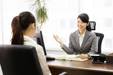 asian businesswoman talking in the office