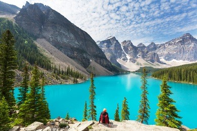 beautiful turquoise waters of the moraine lake with snow-covered peaks above it in banff national park of canada
