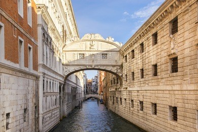 bridge of sighs, bridge connects the building of the ducal palace and the prison building, venice, italy