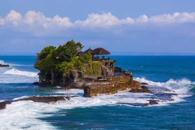 tanah lot temple in bali indonesia - nature and architecture background