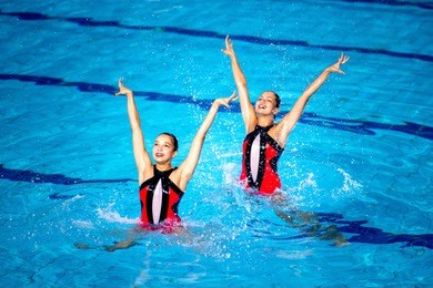 synchronized swimmers 