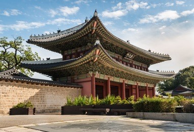 donhwamun gate at changdeokgung palace in seoul, south korea
