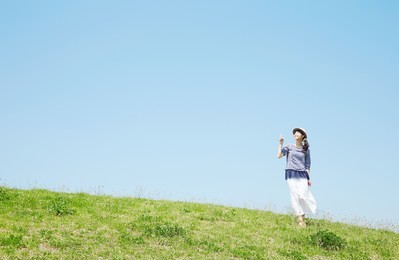 japanese woman pointing side