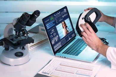 two doctors who are going to do a collaborative work at a distance/ doctor with virtual reality equipment in the laboratory