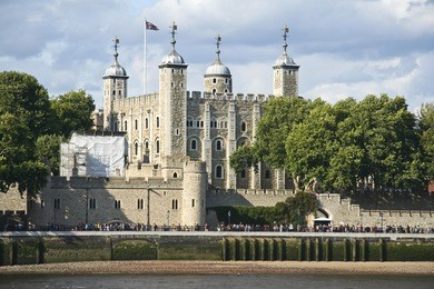 tower of london on the thames river in england