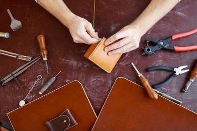 making leather purse