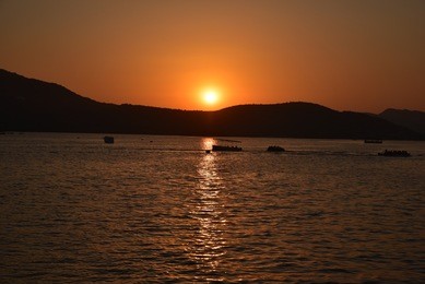 romantic lake pichola at sunset. udaipur, rajasthan, india