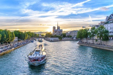notre dame de paris cathedral and seine river