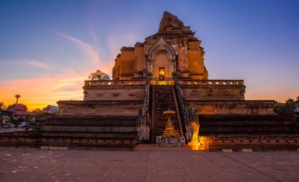 wat chedi luang in chiang mai, thailand