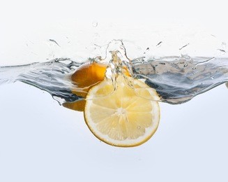 lemon in water