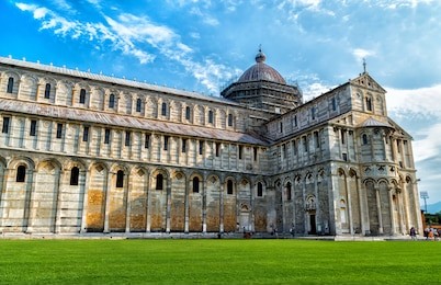 the leaning tower of pisa and pisa cathedral with the blue sky background