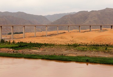 bridge over yellow river (huang he) in tengger desert, shapotou district, china
