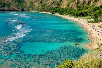 hanauma bay is one of the most famous snorkeling bay in hawaii