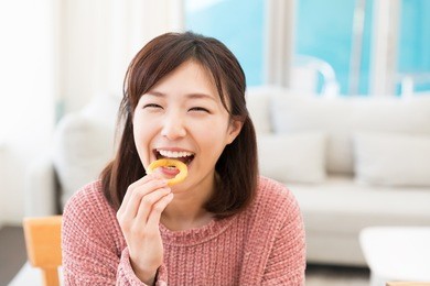 young attractive asian woman who eats