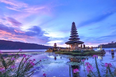 ulun danu beratan temple is a famous picturesque landmark  located on the western side of the beratan lake , bali ,indonesia