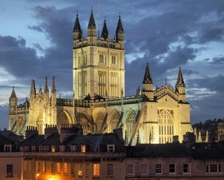 the abbey church of saint peter and saint paul (aka bath abbey) in bath, uk at nighttime