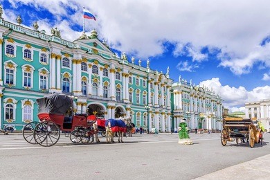 horse-drawn carriages on the palace square in st. petersburg