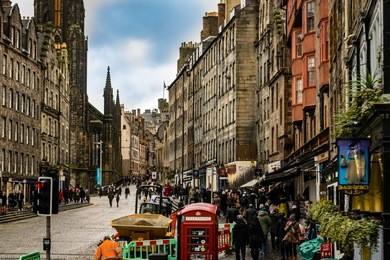 the royal mile in edinburgh, uk