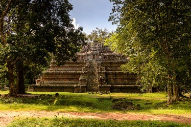 phimeanakas or vimeanakas  at angkor, cambodia, is a hindu temple in the khleang style, built at the end of the 10th century, during the reign of rajendravarman