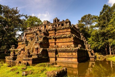 phimeanakas or vimeanakas  at angkor, cambodia, is a hindu temple in the khleang style, built at the end of the 10th century, during the reign of rajendravarman