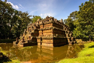 phimeanakas or vimeanakas  at angkor, cambodia, is a hindu temple in the khleang style, built at the end of the 10th century, during the reign of rajendravarman