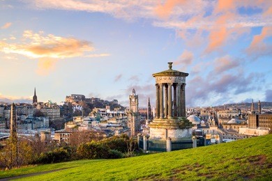 beautiful view of the old town city of edinburgh