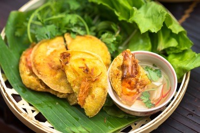 vietnamese shrimp pancake (banh tom in vietnamese)
