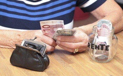 a jar filled with money with the word rente which means interest in dutch