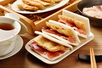 taiwanese cuisine-honey ham with crispy  cracker wrapped in thin bread