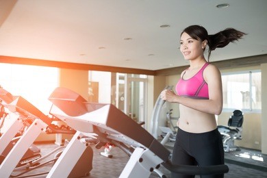 woman run on treadmill in the gym