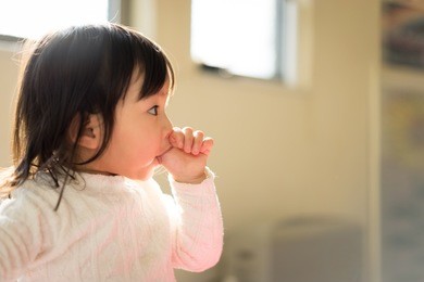 children sucking their fingers