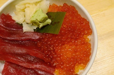 raw fish rice with roe sashimi