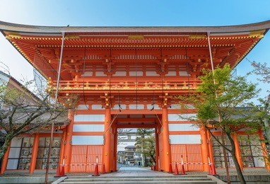 scenery of the yasaka jinja shrine in kyoto