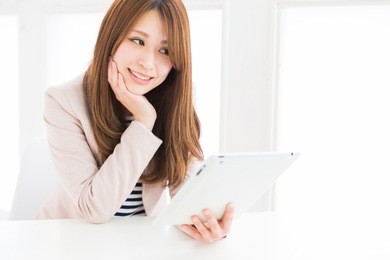 beautiful young asian woman using tablet computer