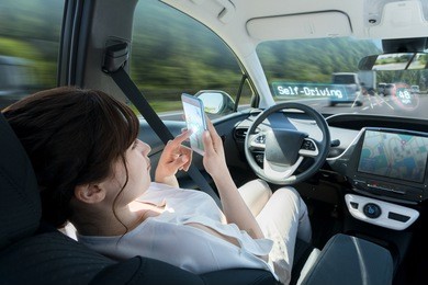 woman using smart phone in autonomous car. self driving vehicle. autopilot. automotive technology.