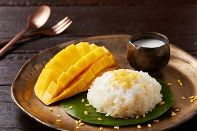 mango with sticky rice , thai dessert 
