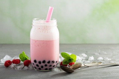strawberry bubble tea in mason jar with thick straw
