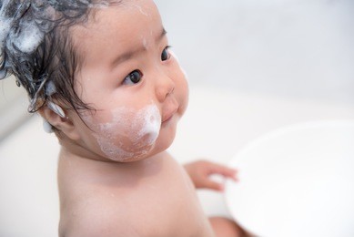  washing baby's  body