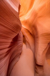 antelope canyon/the moment when beautiful light is inserted into antelope canyon.