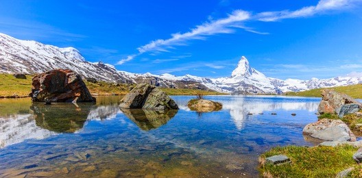 beautiful panoramic summer view of the stellisee lake with reflection of the iconic matterhorn (monte cervino, mont cervin) and clear blue sky on water, swiss alps, zermatt, switzerland, europe