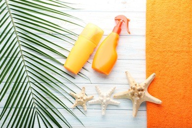 sunscreen with starfish on wooden table
