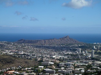 diamondhead and the city of honolulu of oahu on a nice day.  uh manoa and the h-1 visible
