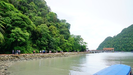 pulau dayang bunting, langkawi’s second largest uninhabited island, is easily accessible via a 15-minute boat ride from kuah jetty. its name literally translates to ‘isle of the pregnant maiden.