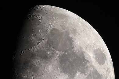 half moon background / the moon is an astronomical body that orbits planet earth, being earth's only permanent natural satellite
