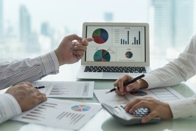 fund manager analyze business report to view the performance of