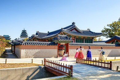 korean girls dressed hanbok in traditional dress in gyeongbokgung palace seoul korea